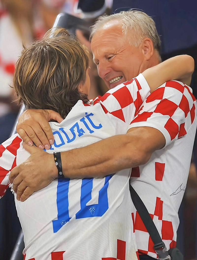 曼联2-2埃弗顿，B费点射+助攻，芒特破门，海文自摆乌龙