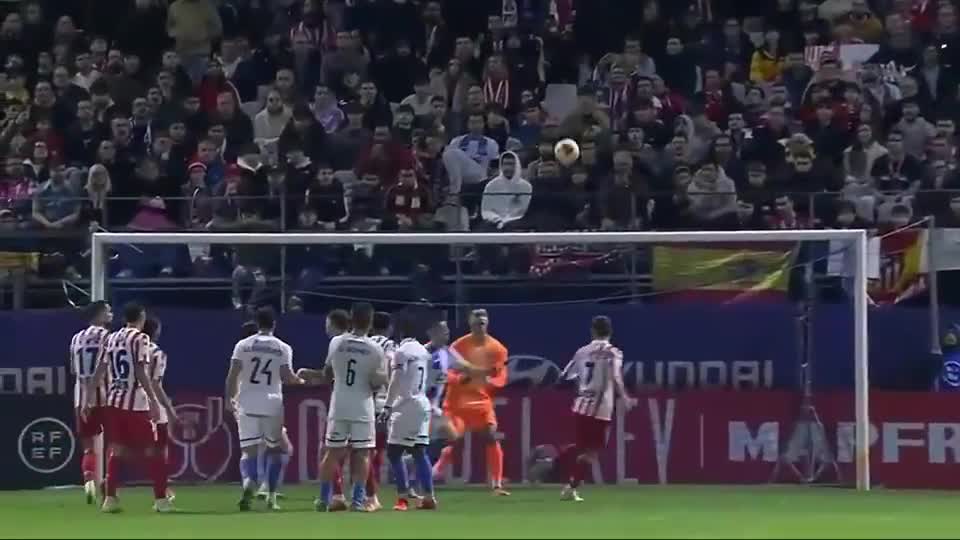 被赠送云达不莱梅印有8号的球衣，克罗斯：这是合同报价吗