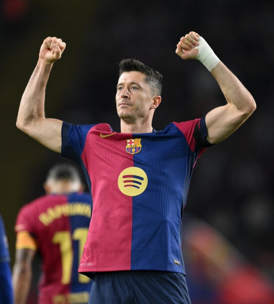 给爷整笑了，曼奇尼假意亲吻布鲁马多，将布鲁马多逗笑